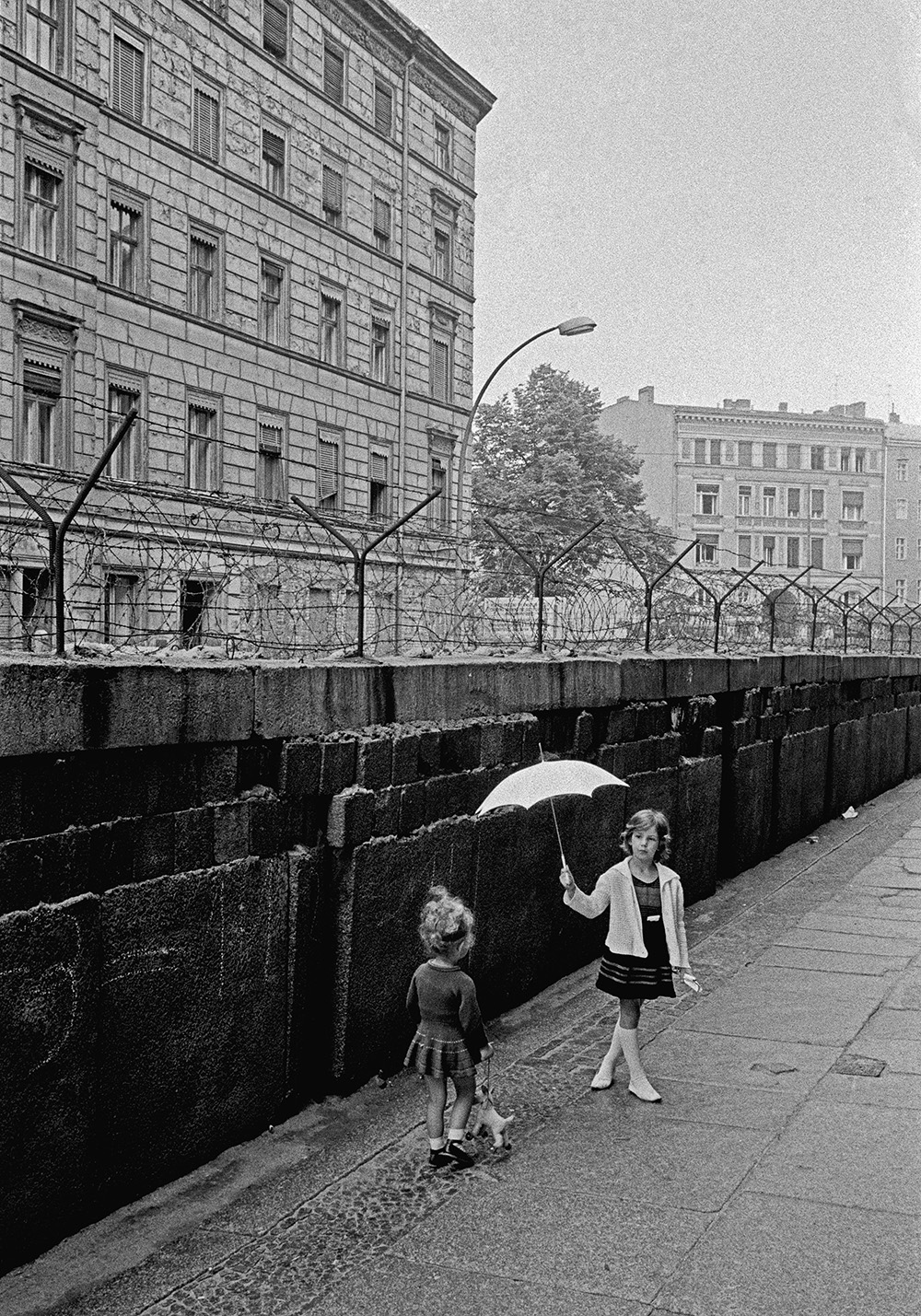 Children at the Berlin Wall